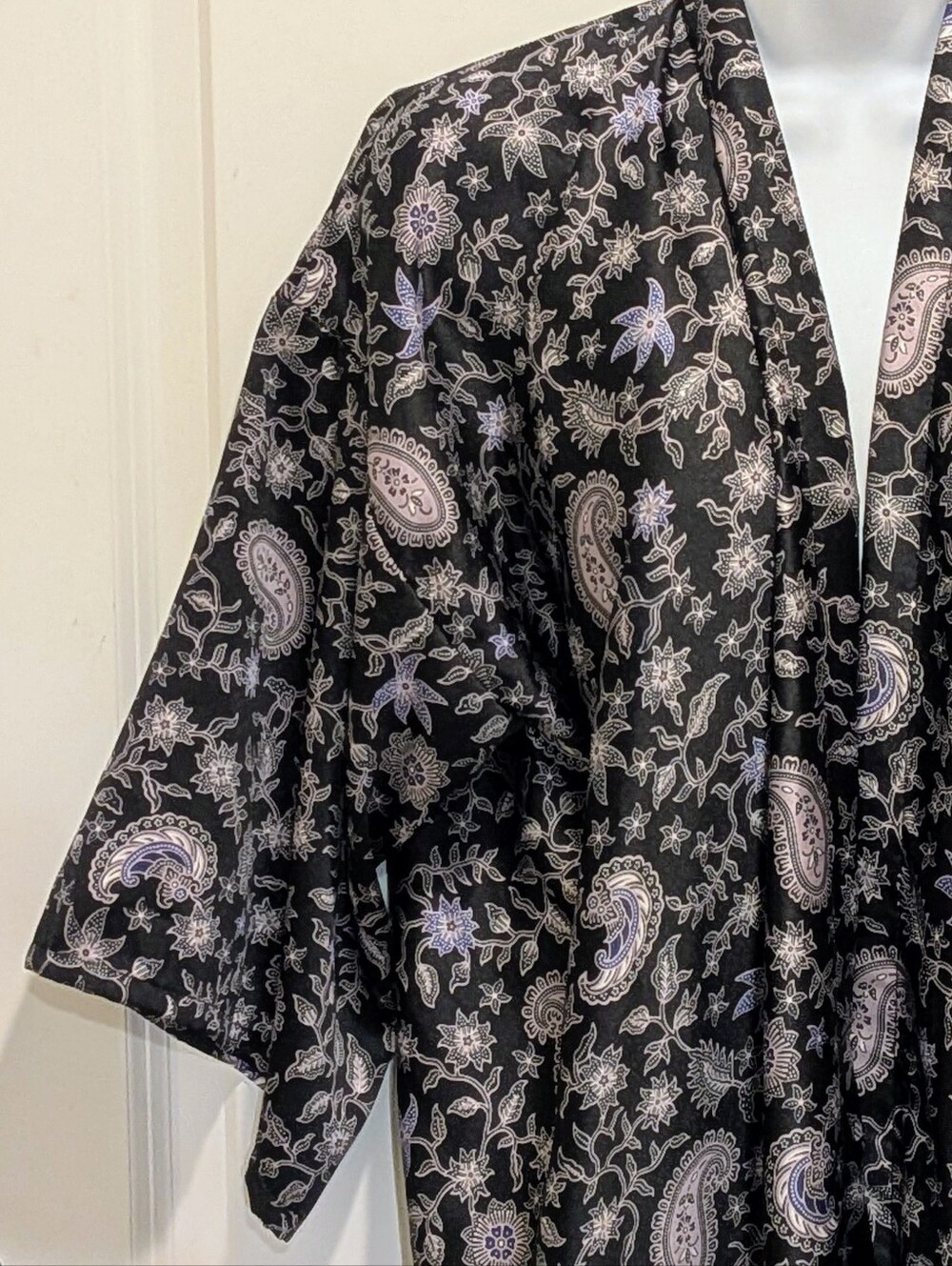 EUC 100% Silk Black White and Blue Paisley Statement Sleeve Kimono - Picture 4 of 11